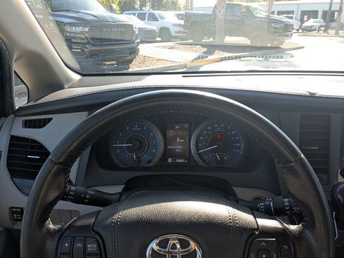 Used 2020 Toyota Sienna XLE FWD image 32