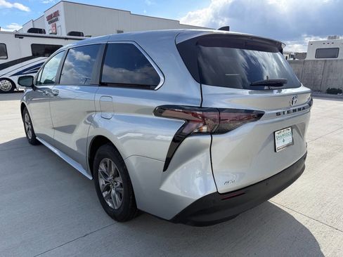 Used 2023 Toyota Sienna XLE image 5