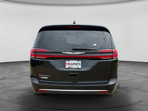 Used 2023 Chrysler Pacifica Touring-L FWD image 9