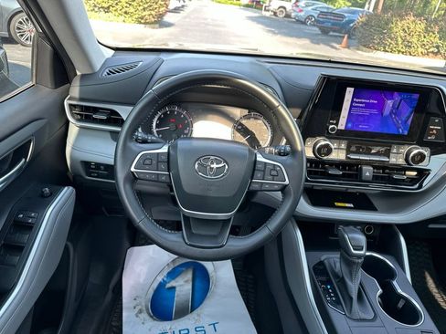 Used 2023 Toyota Highlander XLE FWD image 19