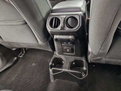 Used 2020 Jeep Wrangler Unlimited Sahara image 37