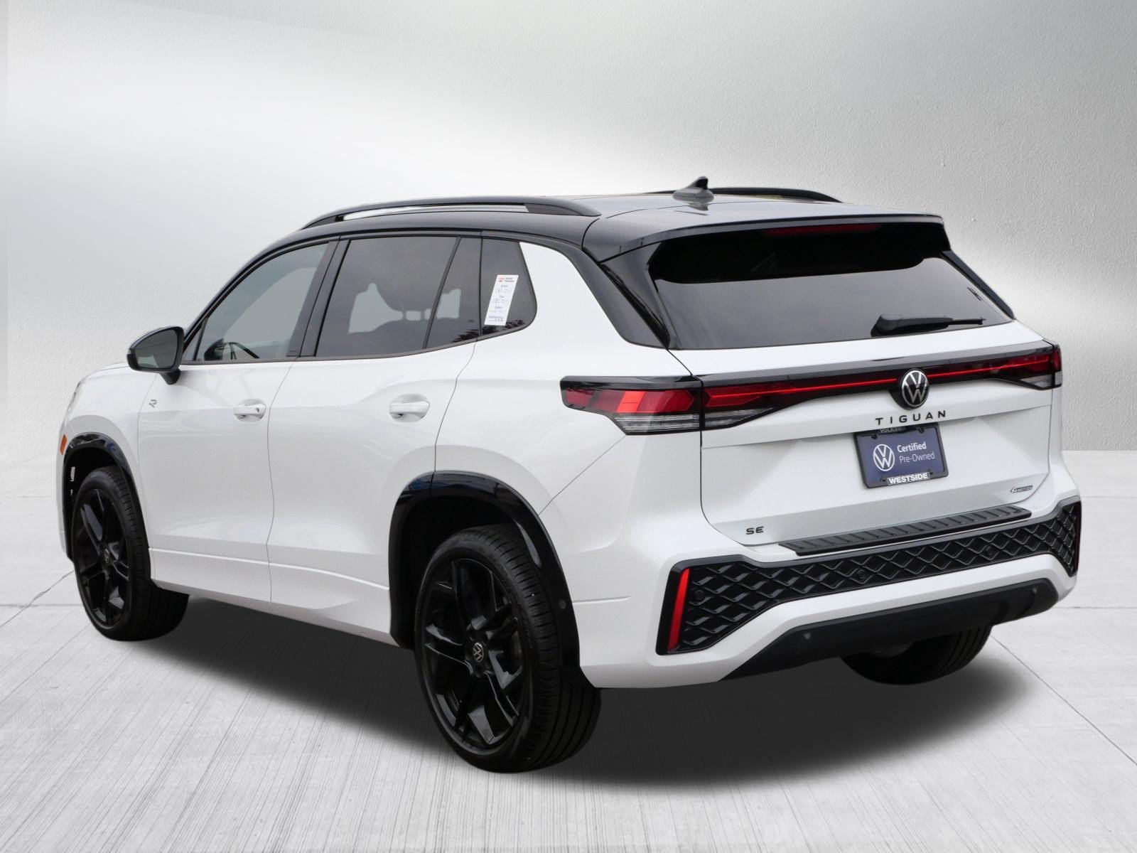 Certified 2025 Volkswagen Tiguan SE R-Line AWD/4WD image 5
