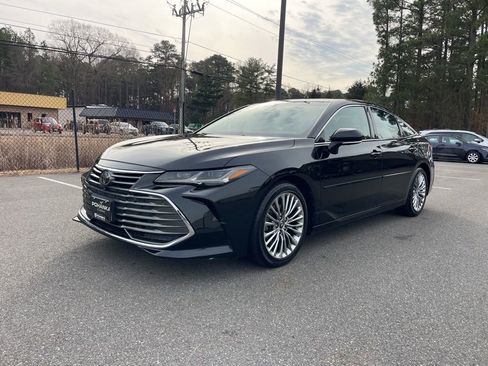 Used 2019 Toyota Avalon Limited image 2