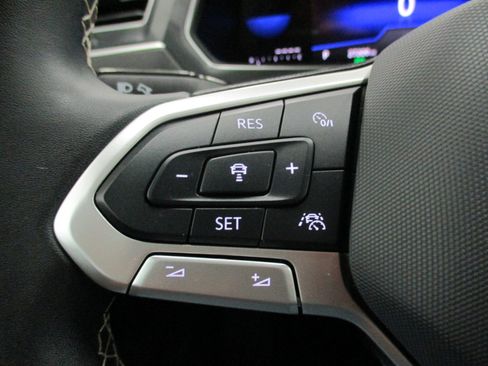 Used 2024 Volkswagen Tiguan SE image 25