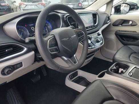 Used 2024 Chrysler Pacifica Touring-L image 19