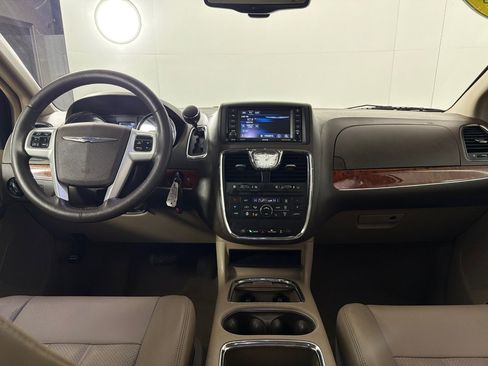 Used 2015 Chrysler Town & Country Touring-L w/ Driver Convenience Group image 25