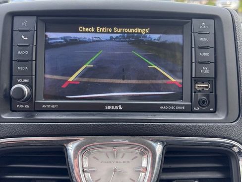 Used 2014 Chrysler Town & Country Touring FWD image 21