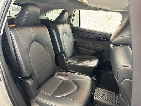 Used 2025 Toyota Highlander XLE AWD/4WD image 45
