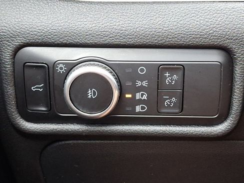 Used 2023 Ford Explorer XLT AWD/4WD image 26
