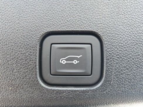 Used 2025 Chevrolet Traverse RS image 54