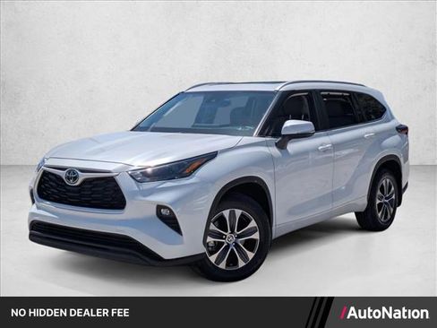 Used 2024 Toyota Highlander XLE FWD image 1