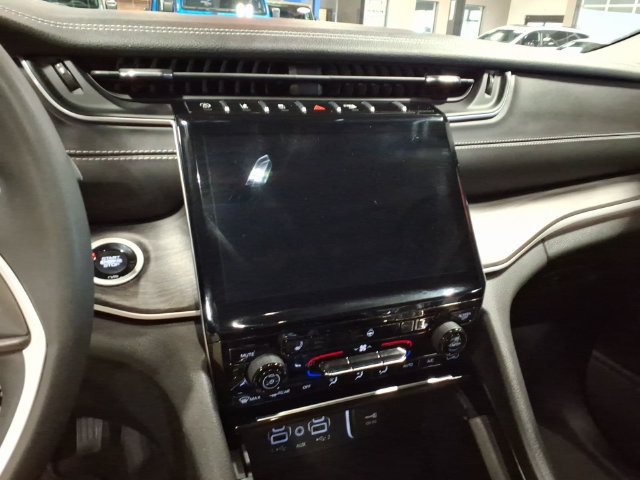 Used 2023 Jeep Grand Cherokee Limited AWD/4WD image 14