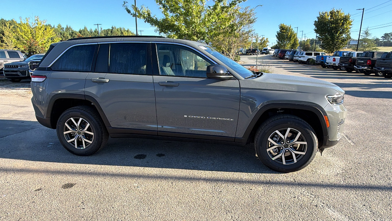 New 2027 Jeep Grand Cherokee Laredo RWD image 7