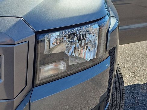 Used 2025 Nissan Frontier SV image 30