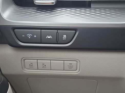 Used 2024 Kia Carnival LX FWD image 19