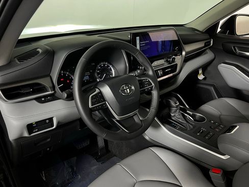 Certified 2026 Toyota Highlander XLE image 12