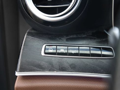 Used 2018 Mercedes-Benz E 300 4MATIC image 28