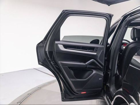 Used 2024 Porsche Cayenne AWD/4WD image 28
