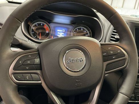Used 2022 Jeep Cherokee Latitude Lux w/ Sun & Sound Group AWD/4WD image 16