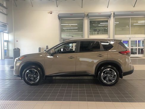 Used 2024 Nissan Rogue SV w/ SV Premium Package image 4