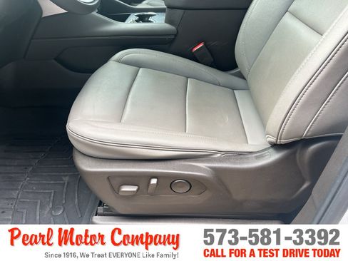 Used 2024 GMC Yukon XL SLT w/ SLT Luxury Package AWD/4WD image 10