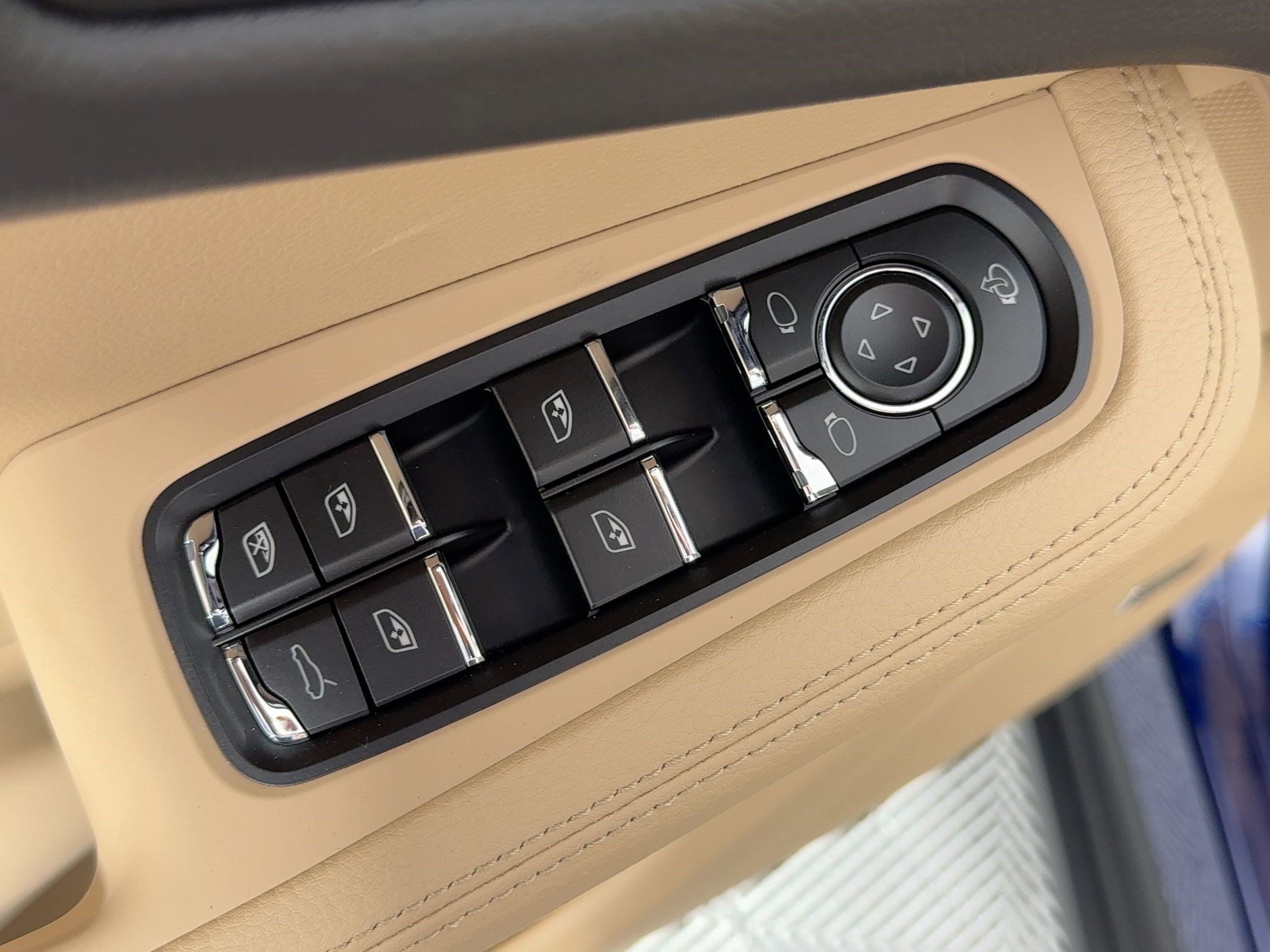 Certified 2026 Porsche Macan AWD/4WD image 13