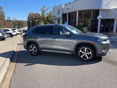 New 2026 Volkswagen Tiguan SE image 2