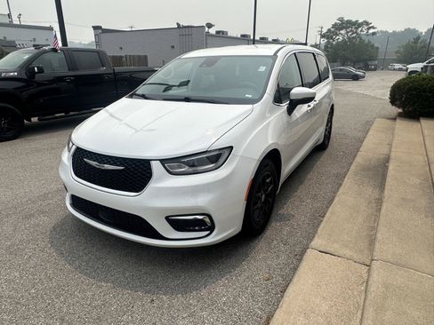 Used 2023 Chrysler Pacifica Touring-L FWD image 5