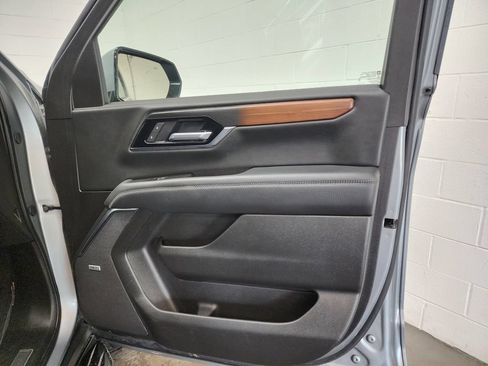 Used 2025 GMC Yukon Denali AWD/4WD image 34