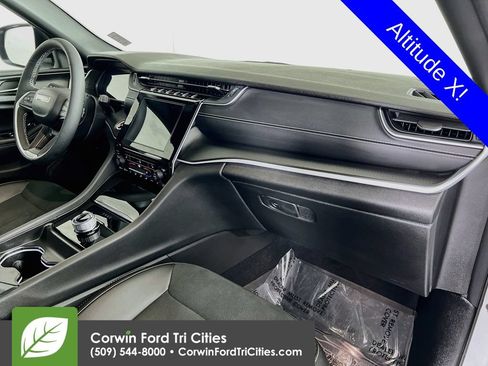Used 2025 Jeep Grand Cherokee Altitude AWD/4WD image 29