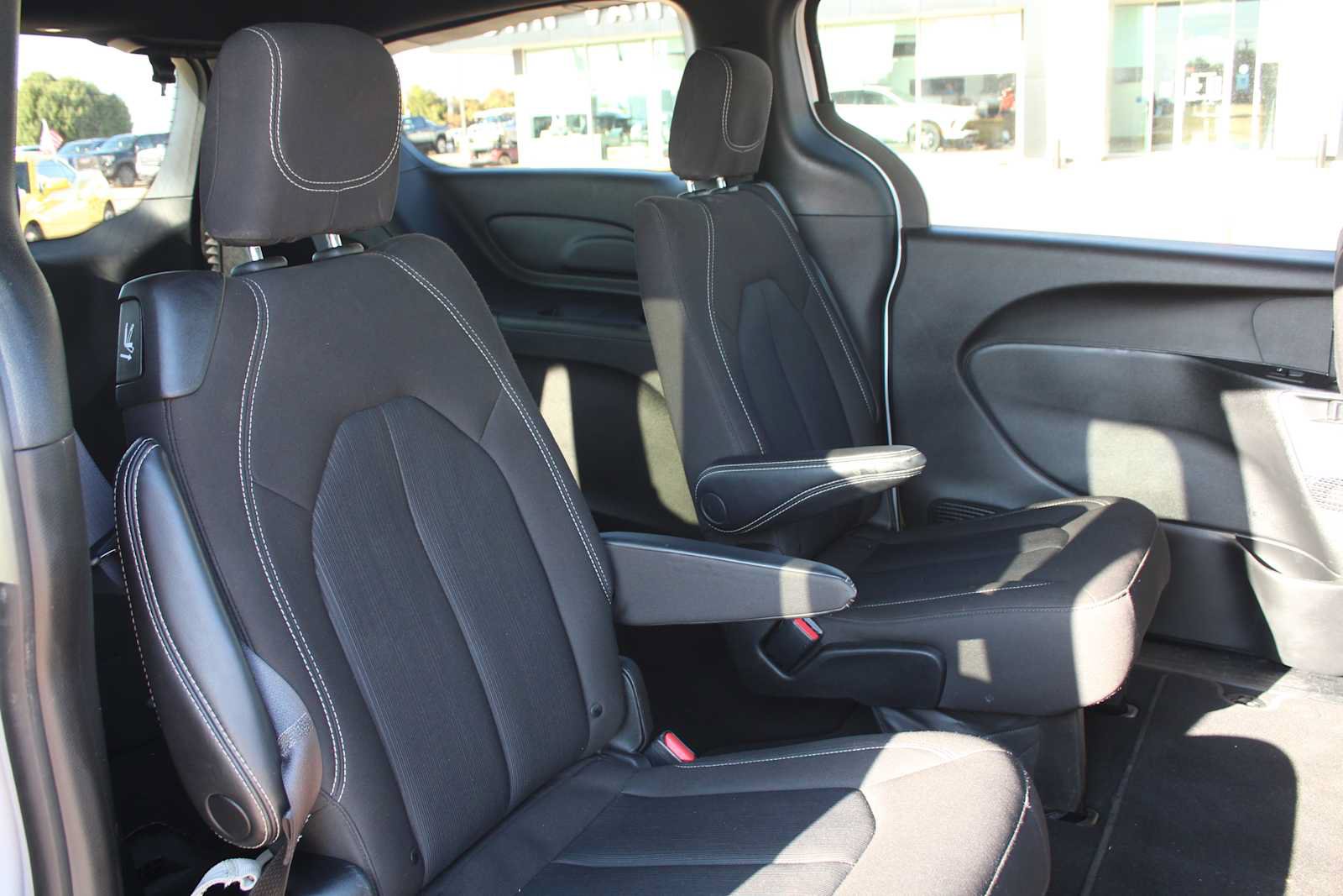 Used 2023 Chrysler Pacifica Touring FWD image 20