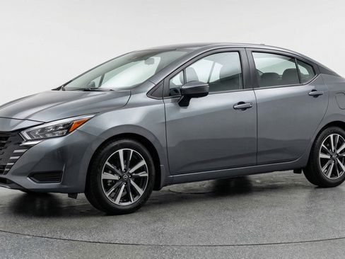 Used 2025 Nissan Versa SV image 3