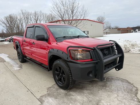 Used 2011 Nissan Titan SV image 3