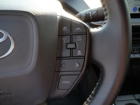 Certified 2025 Toyota Prius LE FWD image 29