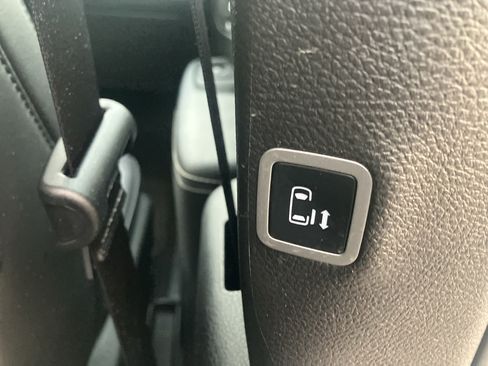 Used 2025 Chrysler Pacifica Select FWD image 12