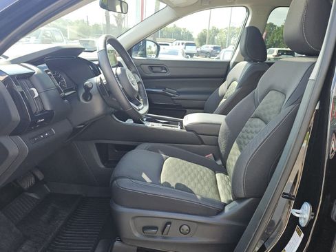 Used 2024 Nissan Pathfinder SV w/ SV Premium Package FWD image 3