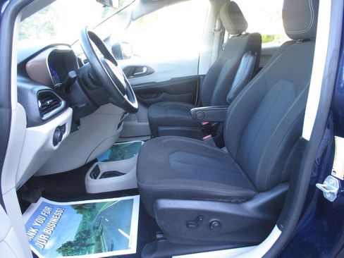 Used 2020 Chrysler Voyager LX image 19