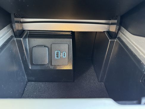 Used 2024 Ford Explorer Limited image 23