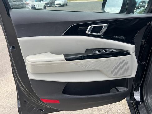 Certified 2023 Kia Carnival SX FWD image 11