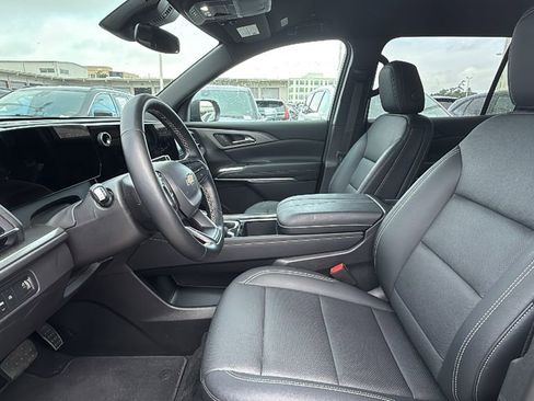 Used 2026 Chevrolet Traverse LT image 4
