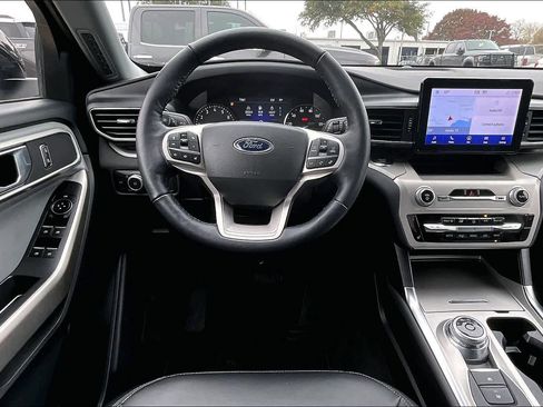 Certified 2022 Ford Explorer XLT w/ Equipment Group 202A image 5