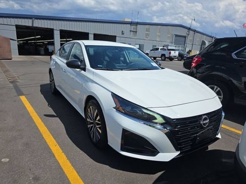 Used 2025 Nissan Altima 2.5 SV FWD image 2