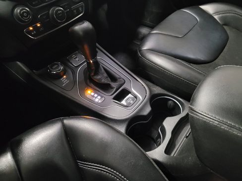 Used 2019 Jeep Cherokee Latitude Plus w/ Cold Weather Group AWD/4WD image 26