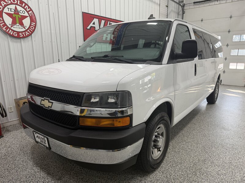 Used 2017 Chevrolet Express 3500 LT w/ LT Preferred Equipment Group RWD image 2