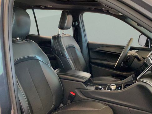 Used 2023 Jeep Grand Cherokee Altitude RWD image 40