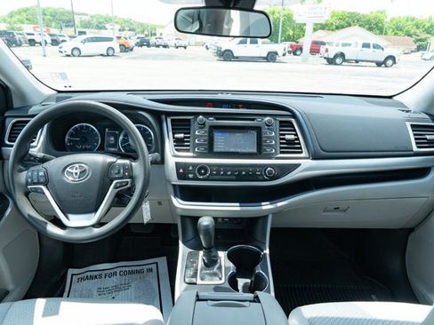 Used 2019 Toyota Highlander LE FWD image 28