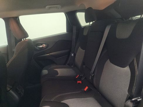 Used 2014 Jeep Cherokee Latitude w/ Cold Weather Group FWD image 18