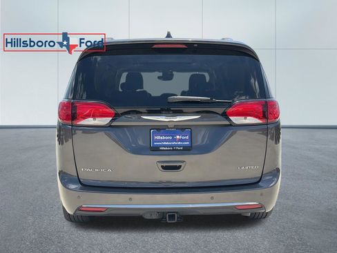 Used 2018 Chrysler Pacifica Limited w/ Tire & Wheel Group FWD image 8