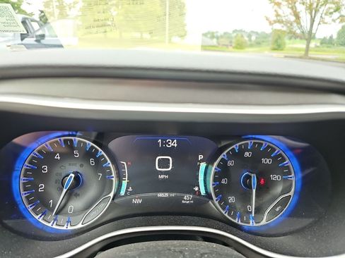 Used 2024 Chrysler Pacifica Touring-L FWD image 22