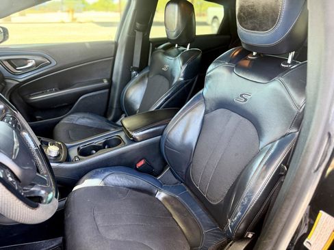 Used 2015 Chrysler 200 S FWD image 9
